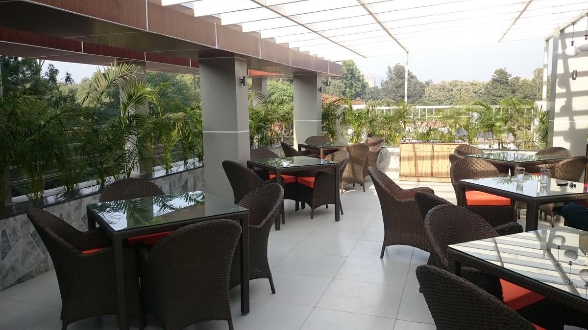 Imperial Clarks Inn Dehradun Exteriör bild
