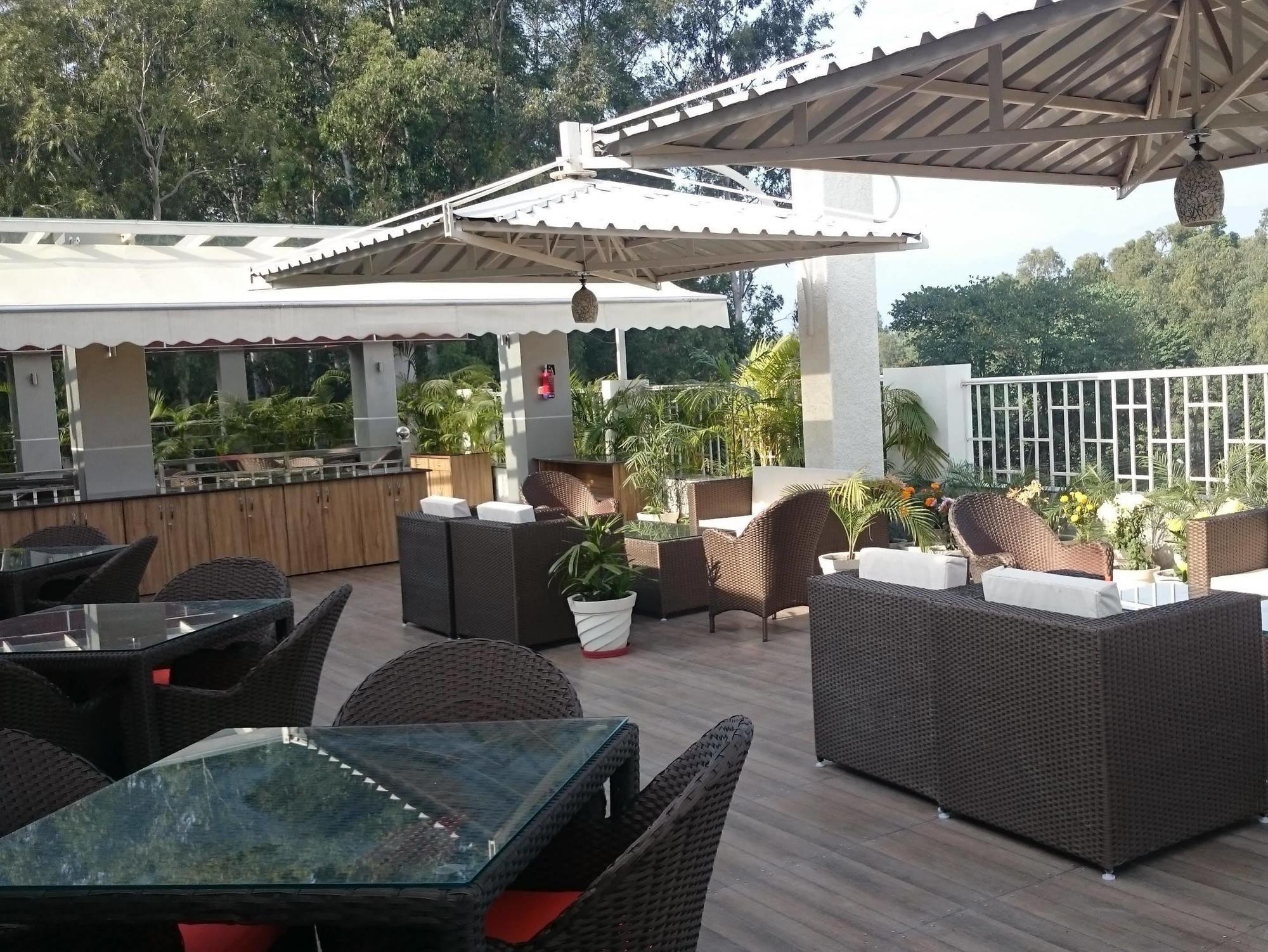 Imperial Clarks Inn Dehradun Exteriör bild