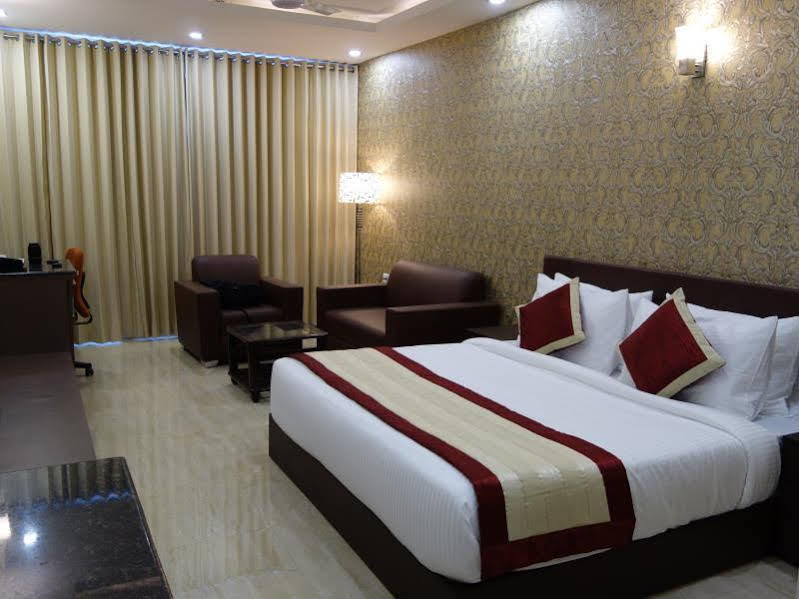 Imperial Clarks Inn Dehradun Exteriör bild