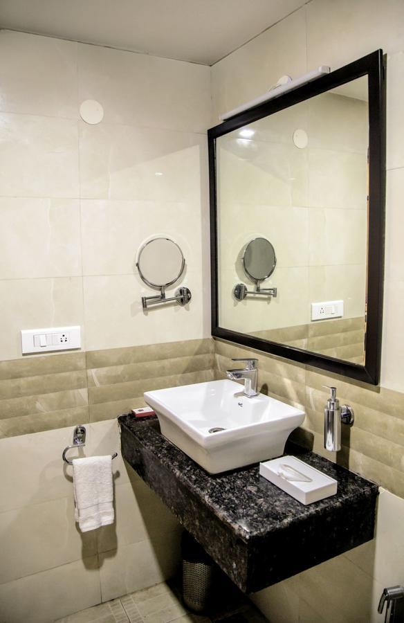 Imperial Clarks Inn Dehradun Exteriör bild